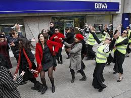 Spanish protest. The group FLO 6x8 and passers-by disrupt bank activity to the rhythm of Rumba Rave (2)